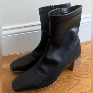 Lulu’s Square Toed Heeled Ankle Booties in Black size 8.5